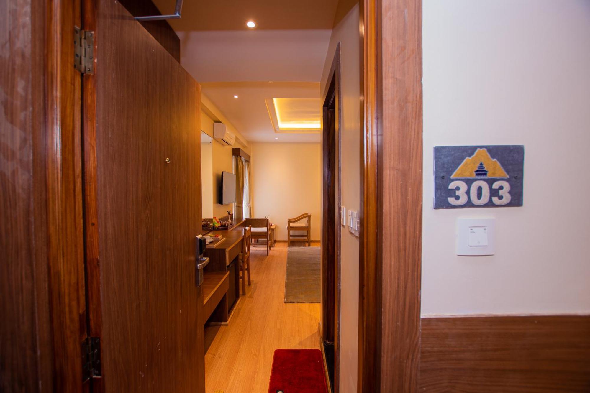 Temple Himalaya Hotel & Spa ポカラ エクステリア 写真