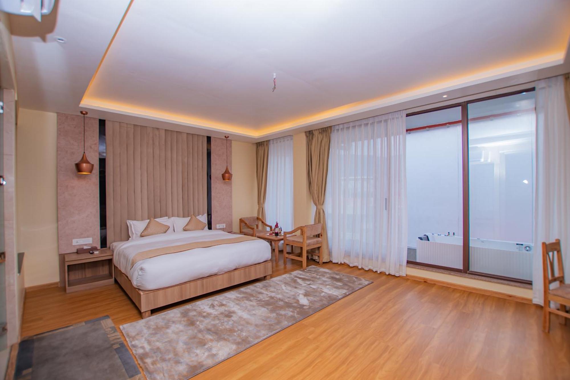 Temple Himalaya Hotel & Spa ポカラ エクステリア 写真